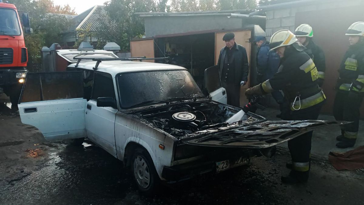 В Днепре возле гаража горел ВАЗ