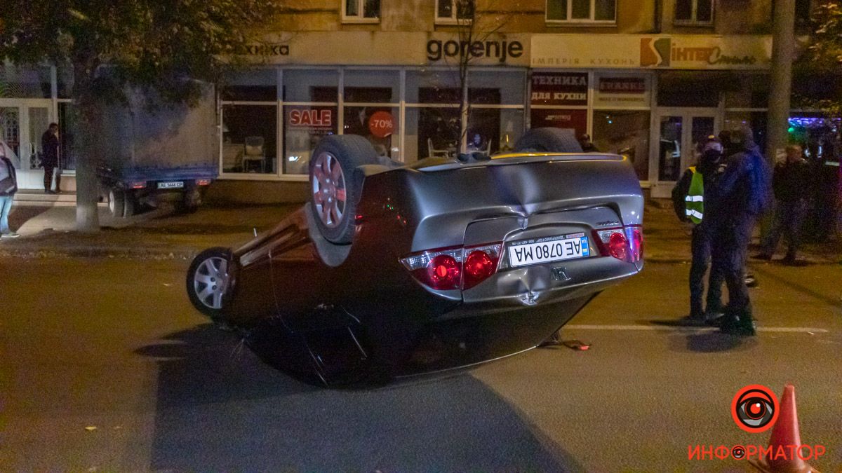 В Днепре на Поля Honda врезалась в Faw и перевернулась, грузовик отлетел в дом