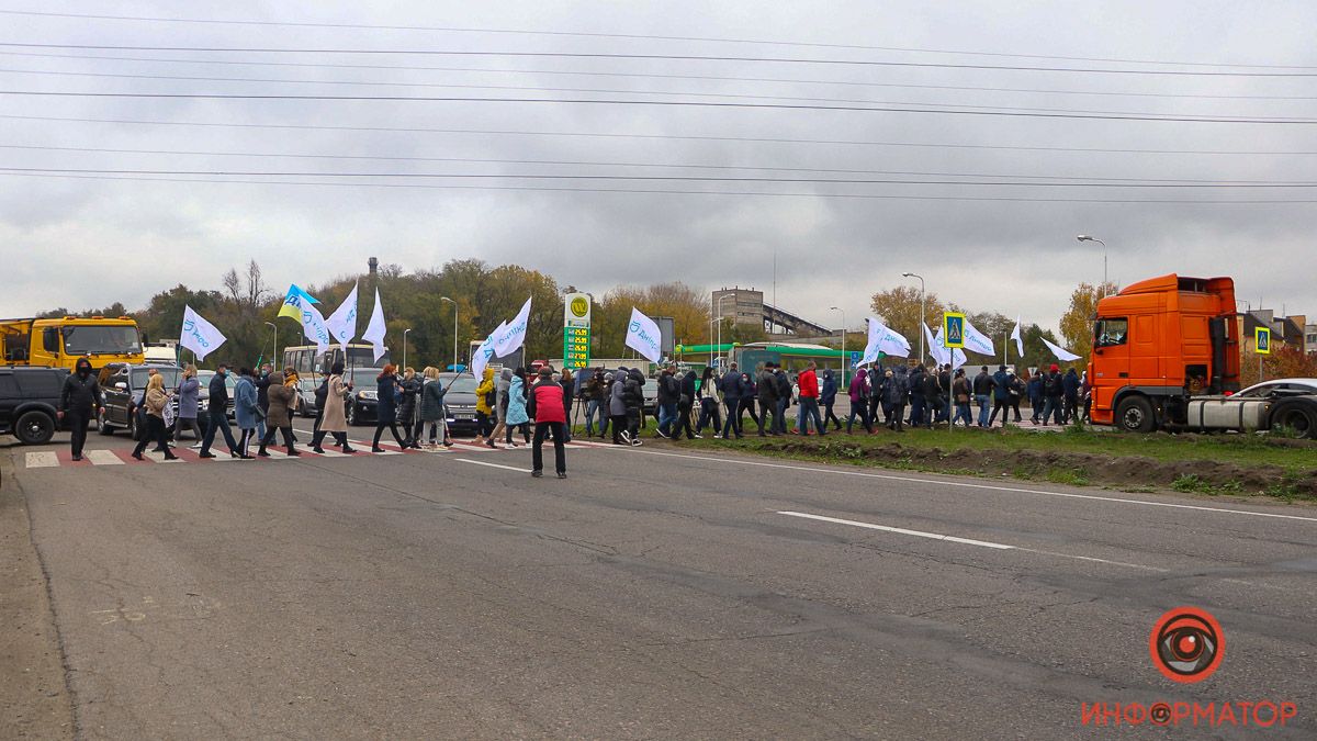 В Днепре десятки людей перекрыли Криворожское шоссе: что происходит