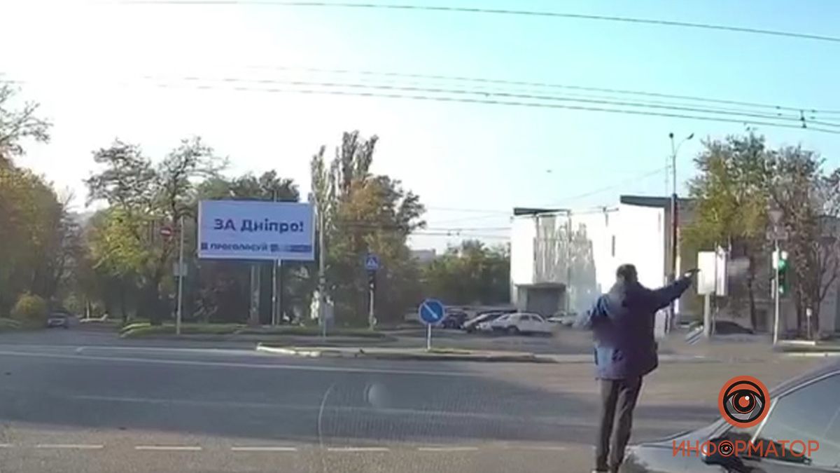 В Днепре мужчина открыл стрельбу по машине, которая не пропустила его на переходе