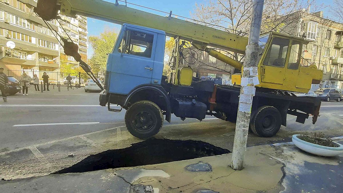 В Днепре на Шевченко под автокраном провалился асфальт