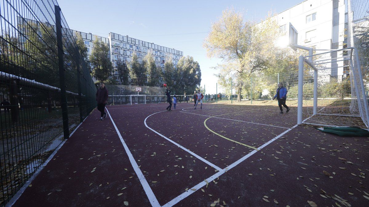 В Днепре продолжают строительство спортивных площадок и полей