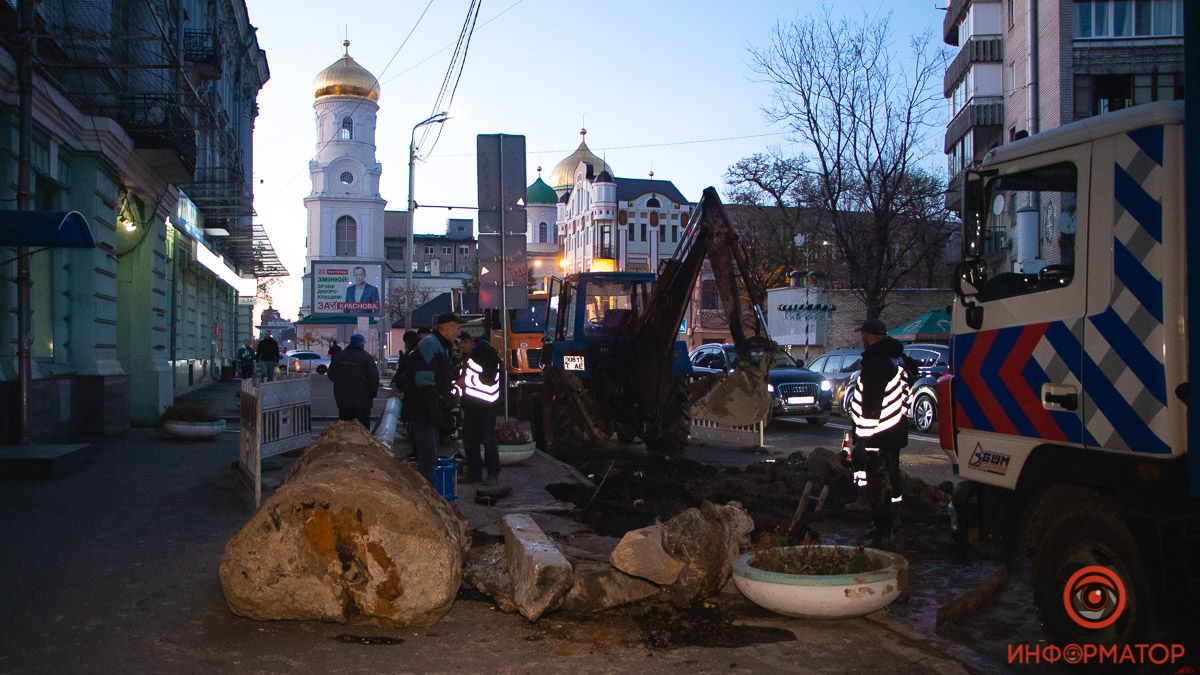 В центре Днепра под автокраном провалился асфальт: провал ограничил движение