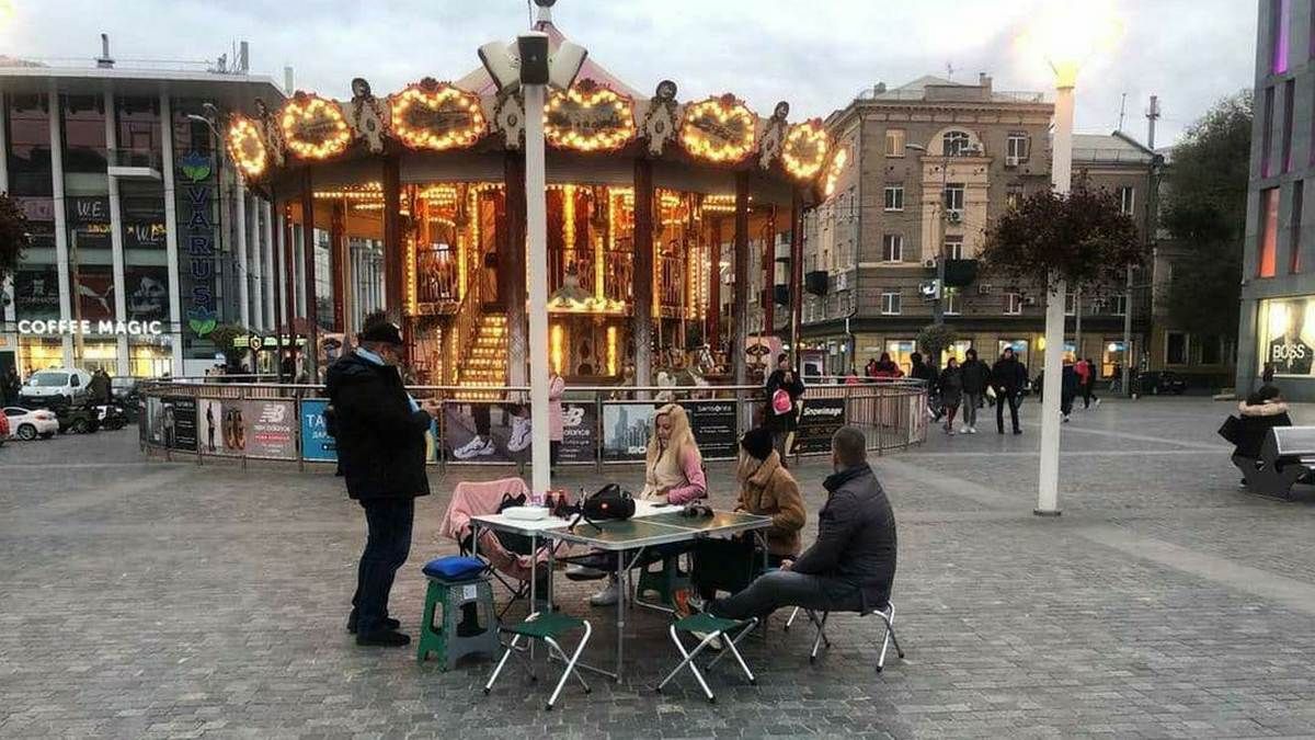 В Днепре заведения закрыли на карантин: рестораторы накрыли стол в центре города