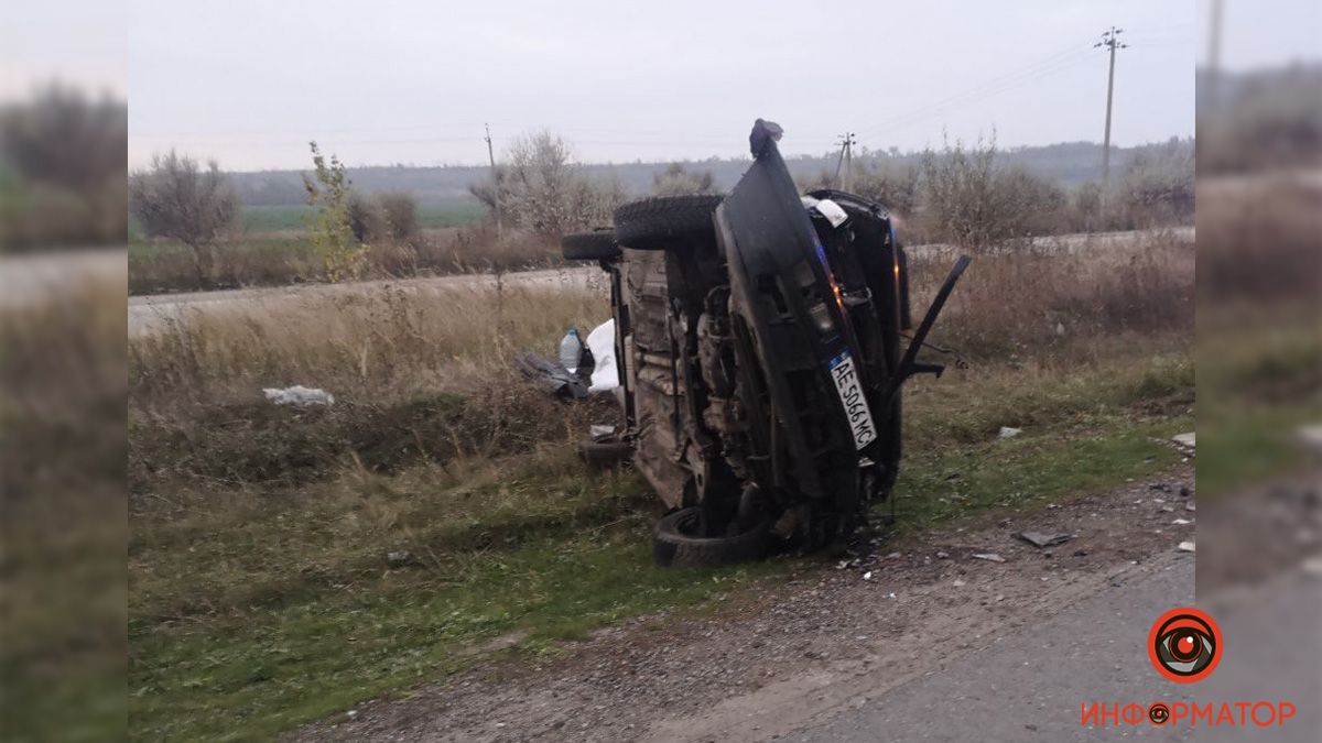 Под Днепром на трассе перевернулся Volkswagen: пострадали 4 человека