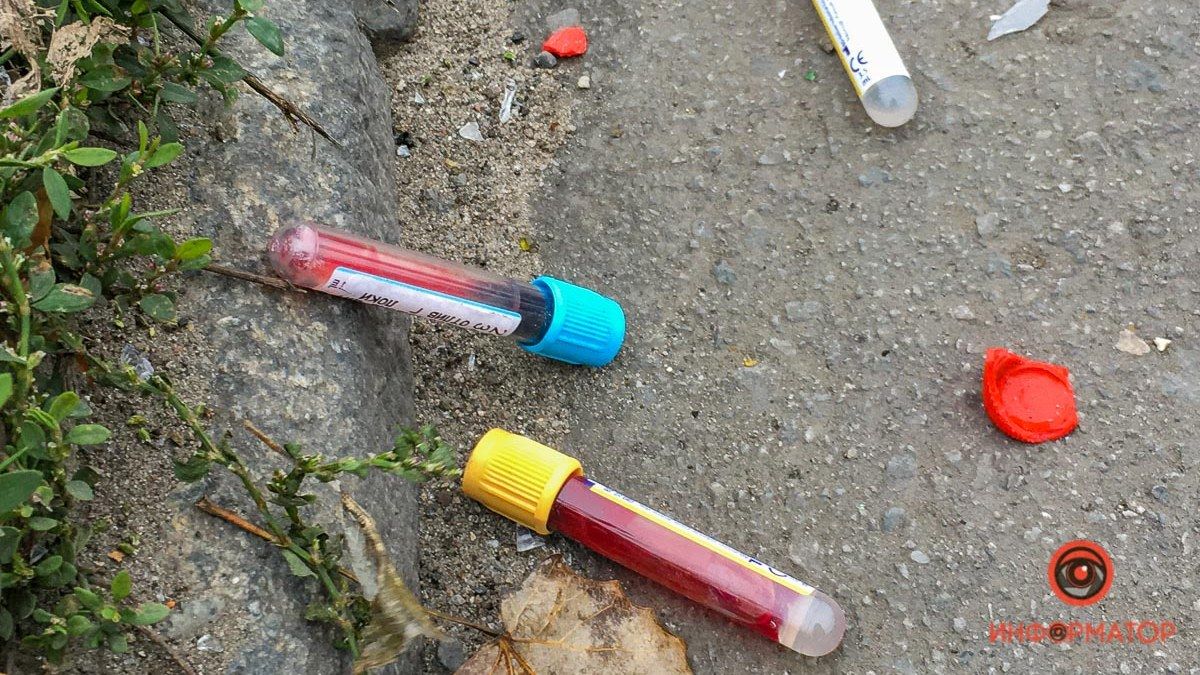 В Днепре на проезжей части валяются пробирки с анализами, подписанные фамилиями пациентов