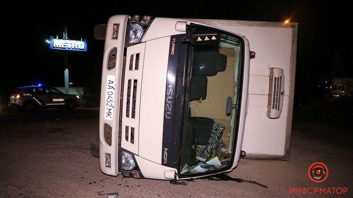 Под Днепром возле METRO грузовик Isuzu столкнулся с Toyota и перевернулся