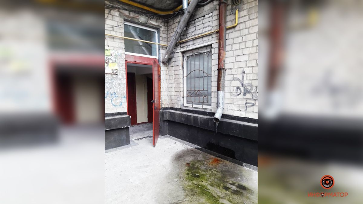В Днепре жильцы дома на Сичеславской Набережной 2 года живут с запахом фекалий в квартирах