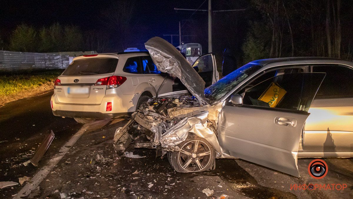 ДТП на улице Маяковского в Днепре: Subaru занесло на "встречку"