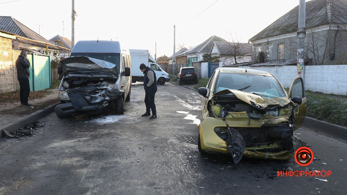 В Днепре на Большой Диевской Peugeot столкнулся с 141 маршруткой: женщину забрала скорая