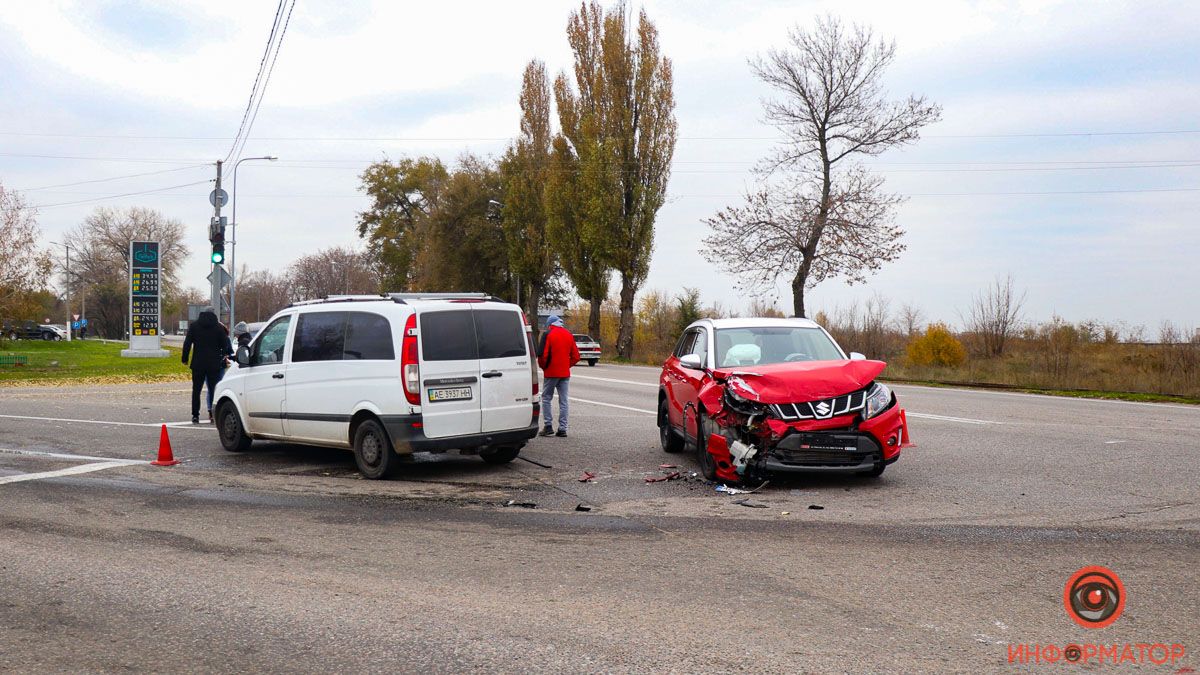 В Днепре на Аэропортовской столкнулись Suzuki и Mercedes