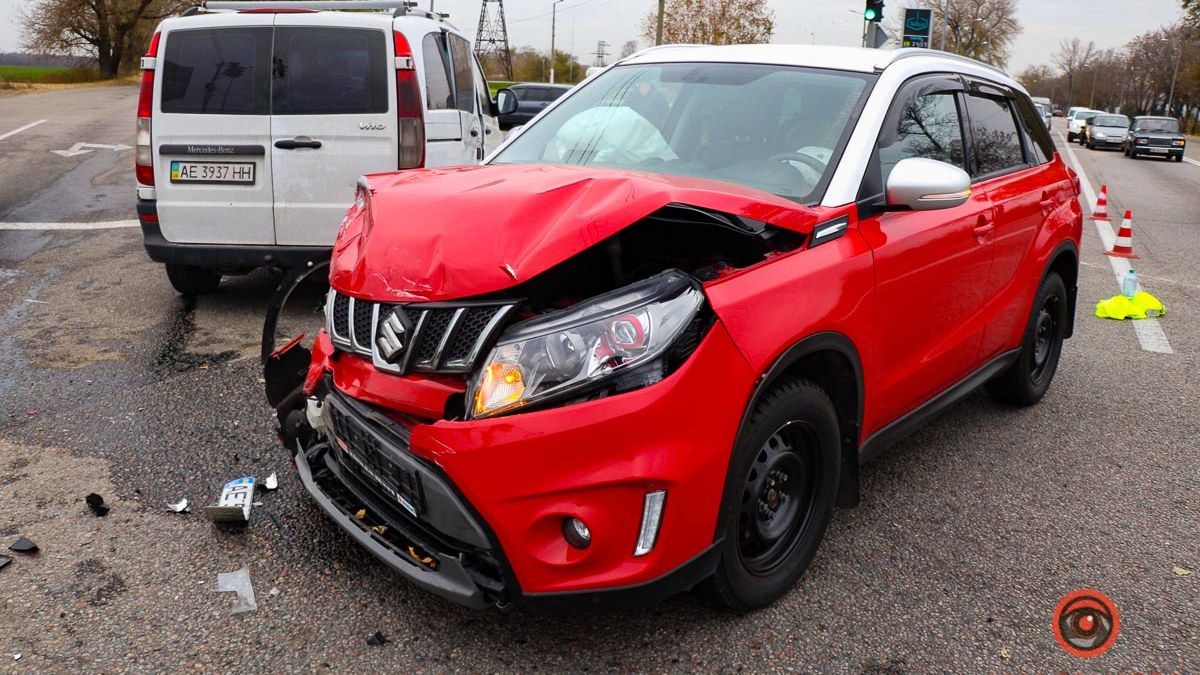 В Днепре на Аэропортовской столкнулись Suzuki и Mercedes: видео момента