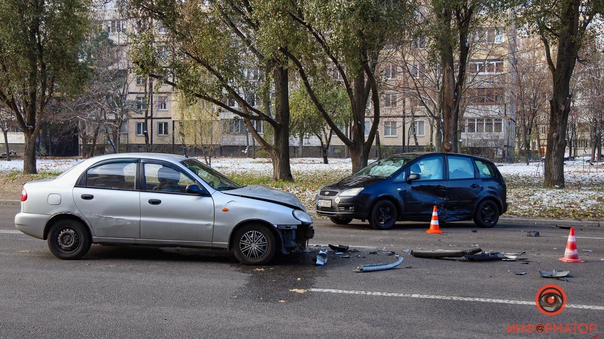В Днепре на Метростроевской столкнулись Daewoo и Ford: мужчину забрала скорая