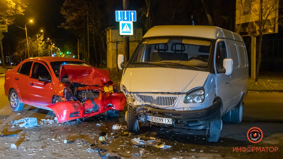 В Днепре на Шмидта столкнулись Chevrolet и Газель: пострадали двое мужчин