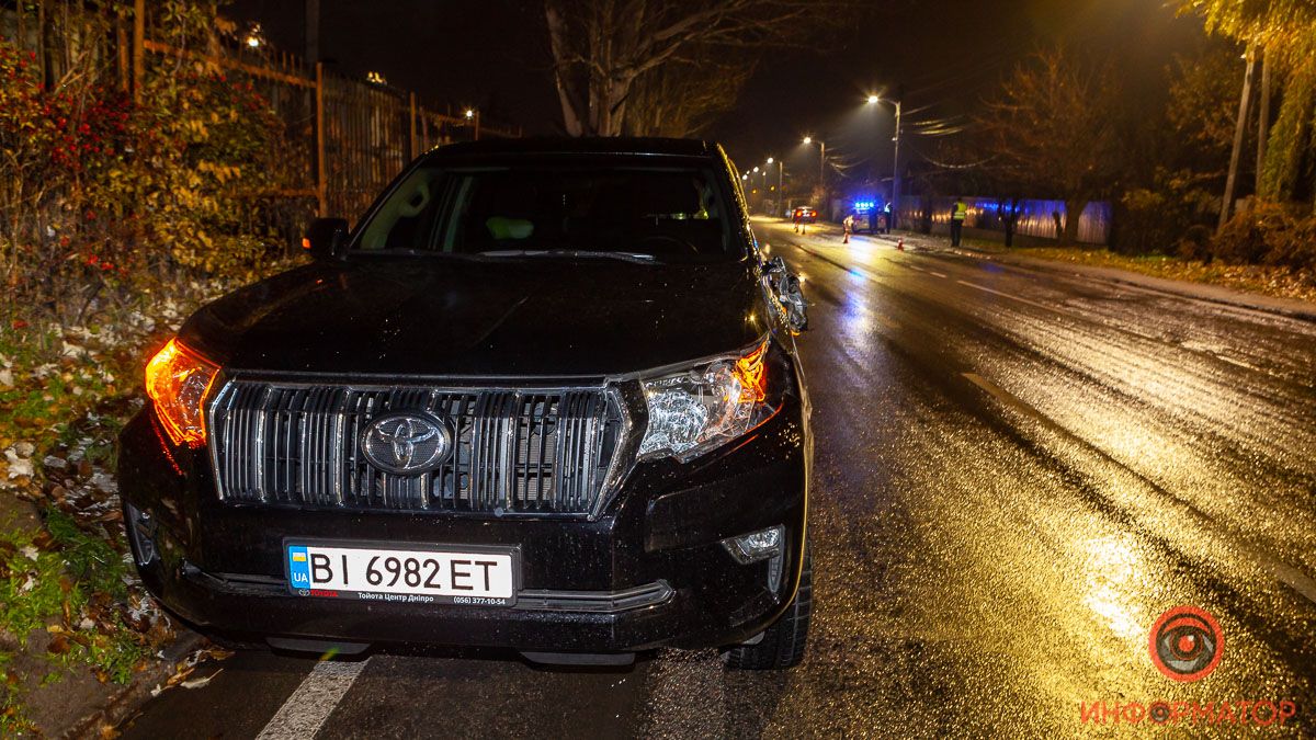 В Днепре на Яснополянской Toyota сбила мужчину: пострадавшего забрала скорая