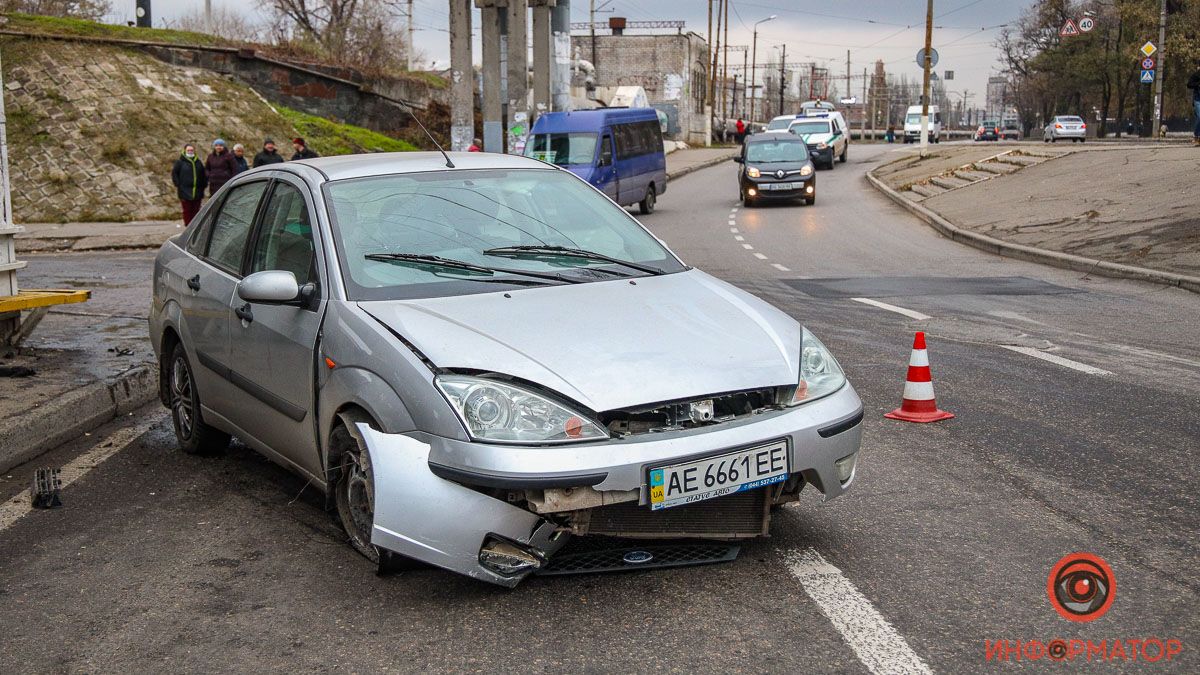 В Днепре на Каруны водитель Ford не справился с управлением и чуть не врезался в остановку