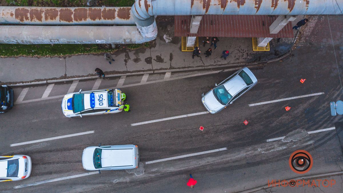 В Днепре на Каруны Ford чуть не врезался в остановку: видео момента аварии