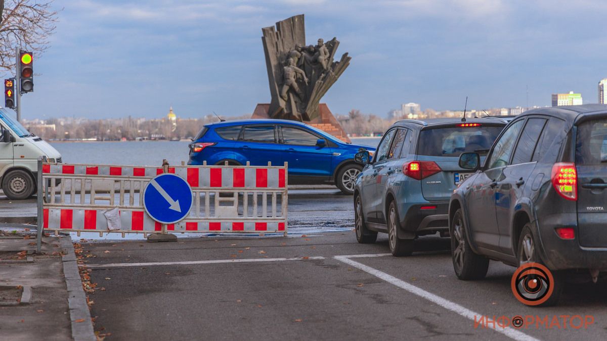 В центре Днепра из-под асфальта бьет вода: залило проезжую часть