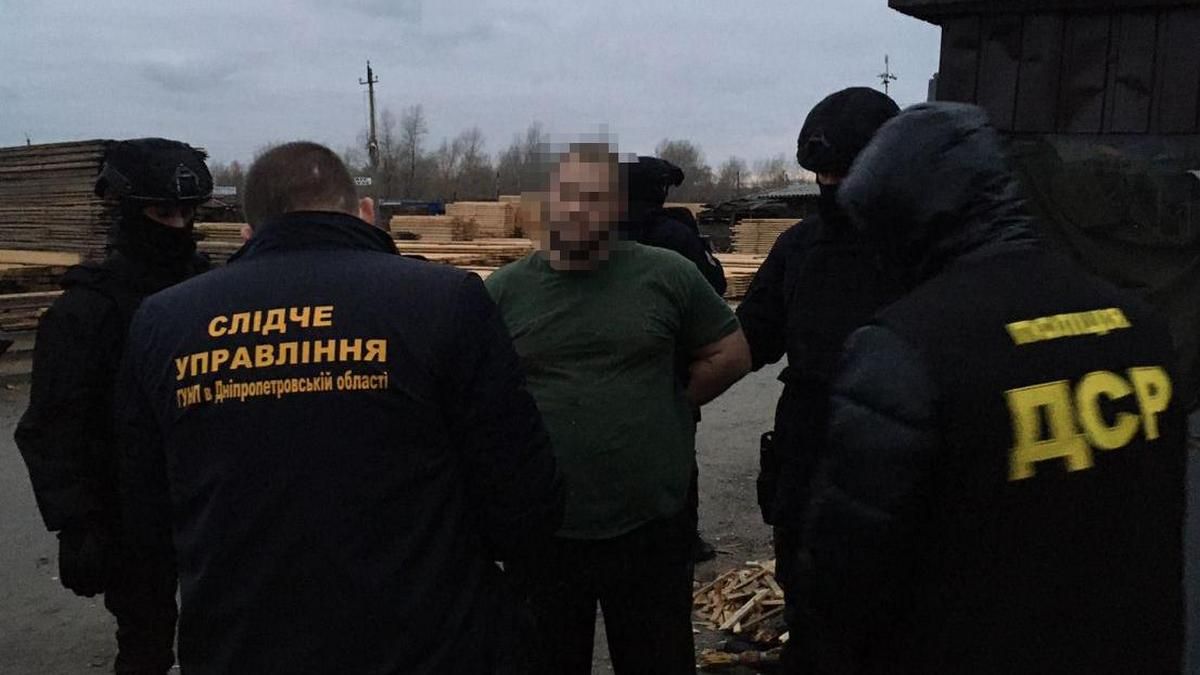 В Днепре вооруженная группировка "отжала" у предпринимателя целый рынок