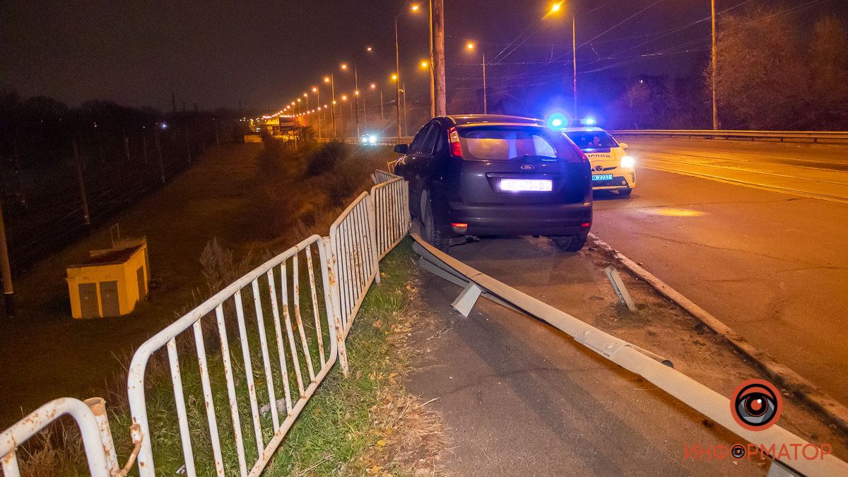 В Днепре на съезде с Амурского моста Ford врезался в отбойник: видео момента аварии