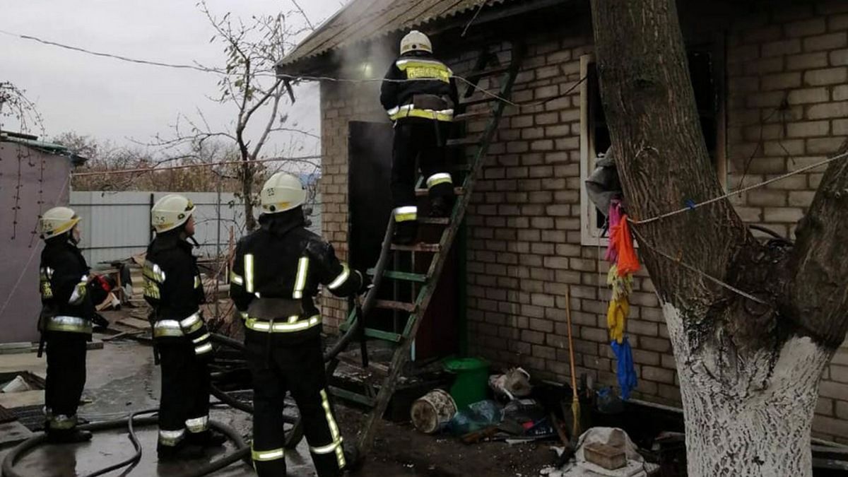 В Днепре полыхала летняя кухня: сгорели все вещи внутри