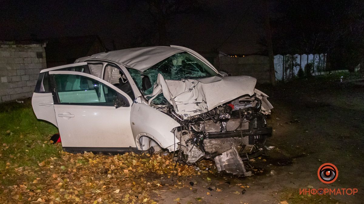 В Днепре на Криворожской Nissan Qashqai влетел в столб: мужчину забрала скорая