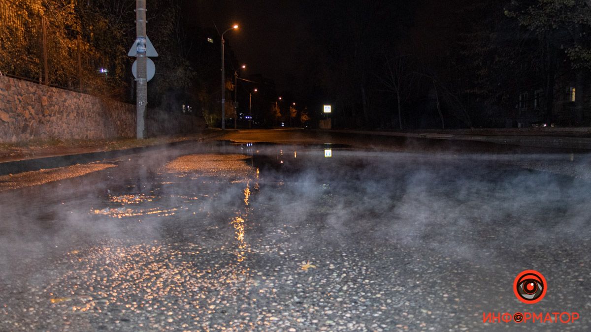 В Днепре на Макарова из-под люка бьет фонтан горячей воды