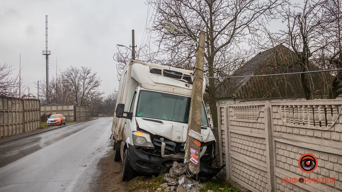 В Днепре на Новошкольной грузовик снес столб