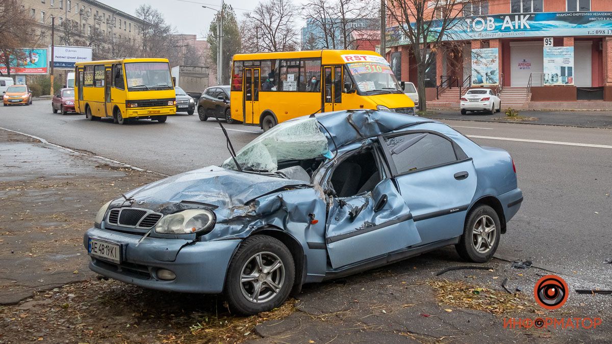 В Днепре возле ТРЦ Neo Plaza Daewoo врезался в Газель: мужчину забрала скорая