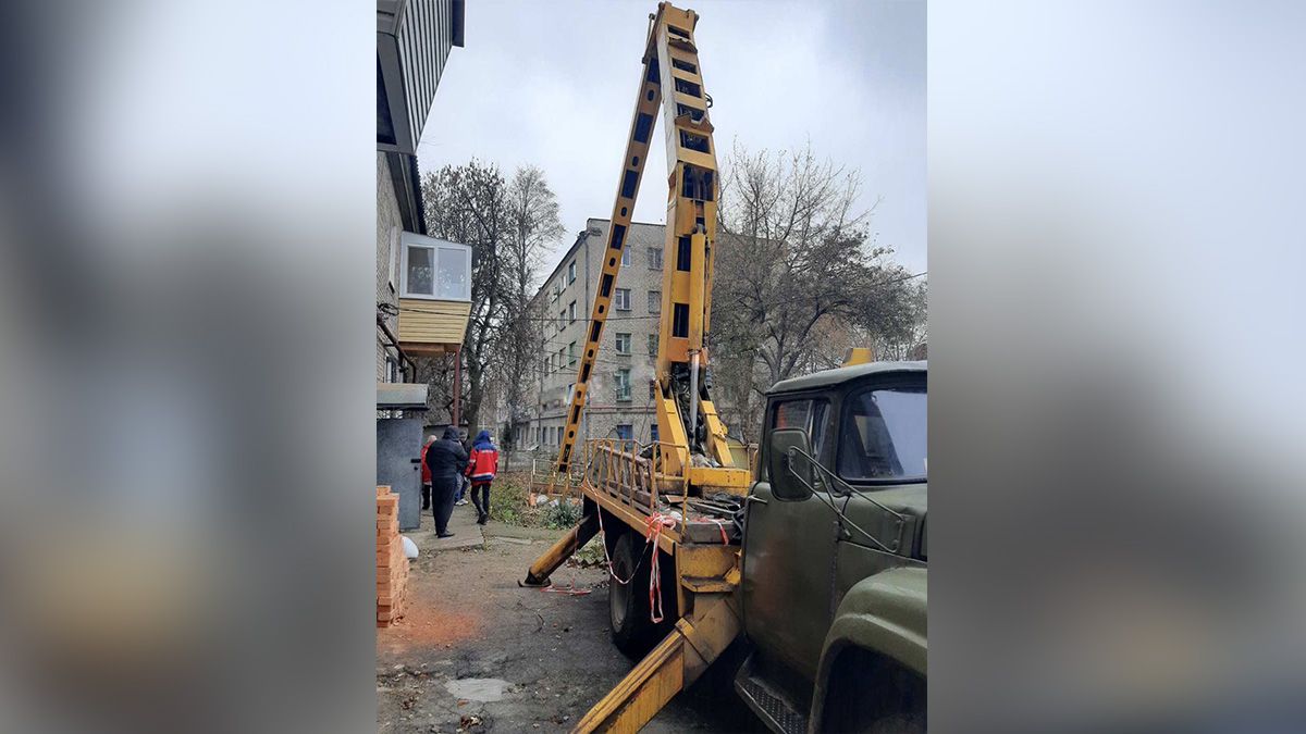 В Днепре на Коксовой двое мужчин упали с автовышки