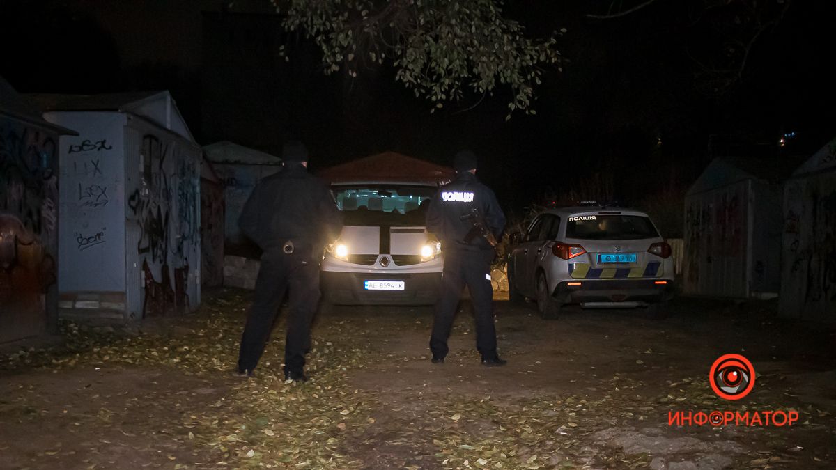 В Днепре на улице Максима Дия между гаражей умер парень