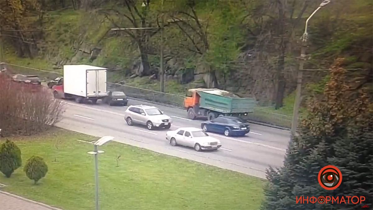 В Днепре на Сичеславской Набережной столкнулись ВАЗ, КАМАЗ и грузовик Mercedes: видео момента