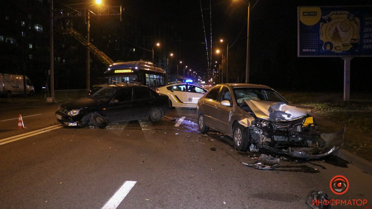 В Днепре на Набережной Победы столкнулись KIA и Daewoo: проезд перекрыт
