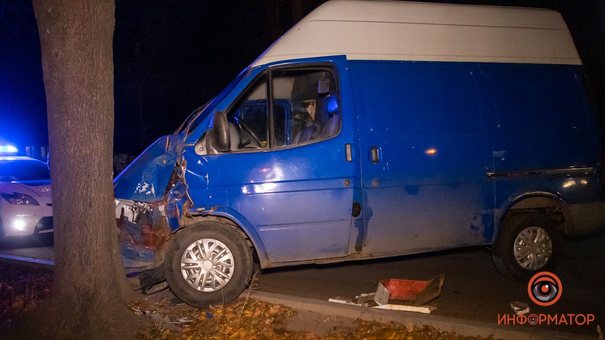 В Днепре на Караваева Ford въехал в дерево: водитель пытался скрыться
