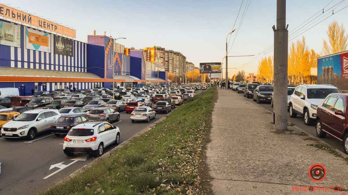 Когда отменили карантин выходного дня: возле Эпицентра выстроились огромные очереди