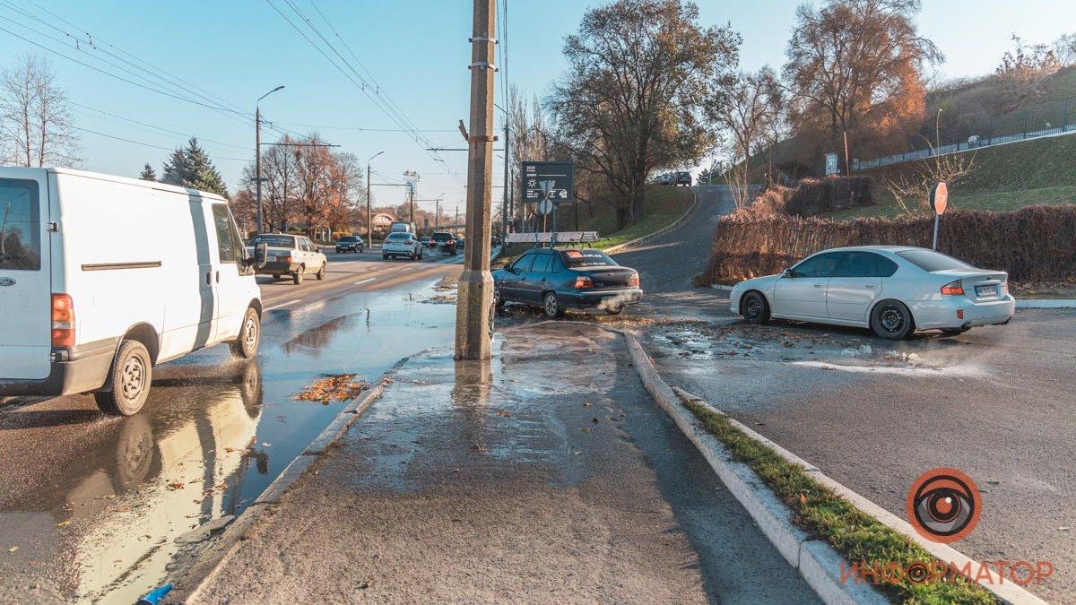 В Днепре напротив ЖК "Амстердам" из-под люка бежит вода: дорога превращается в каток