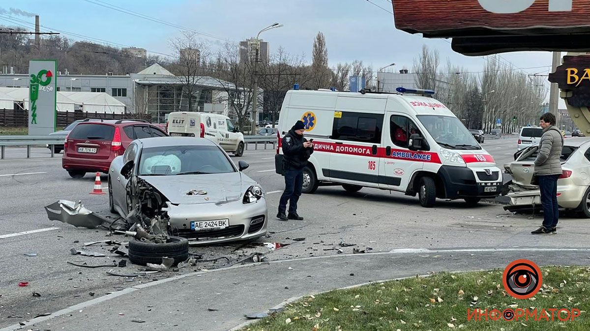 В Днепре возле Bartolomeo столкнулись Porsche Panamera и Mazda: пострадал мужчина