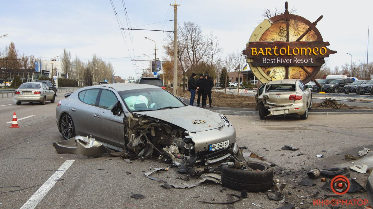 В Днепре возле Bartolomeo Porsche Panamera въехал в Mazda: фото и видео с места