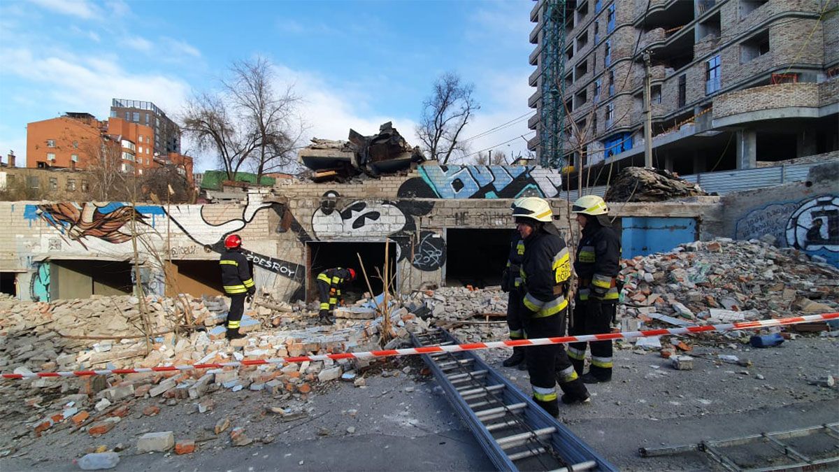 В Днепре на Паторжинского мужчину убило бетонной плитой