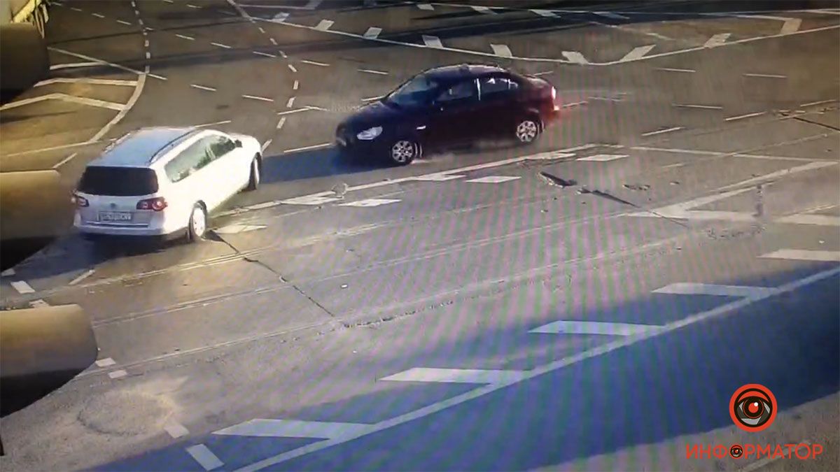 Возле старого моста столкнулись Volkswagen и Hyundai: видео момента