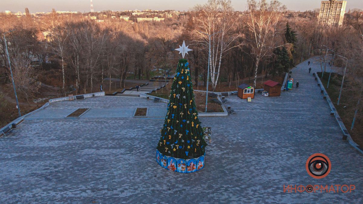 В парке "Зеленый гай" в Днепре поставили три новогодние елочки