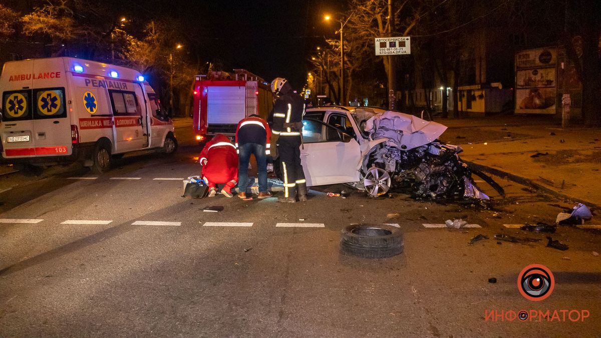 В Днепре на проспекте Хмельницкого Skoda на скорости влетела в столб: полиция ищет свидетелей
