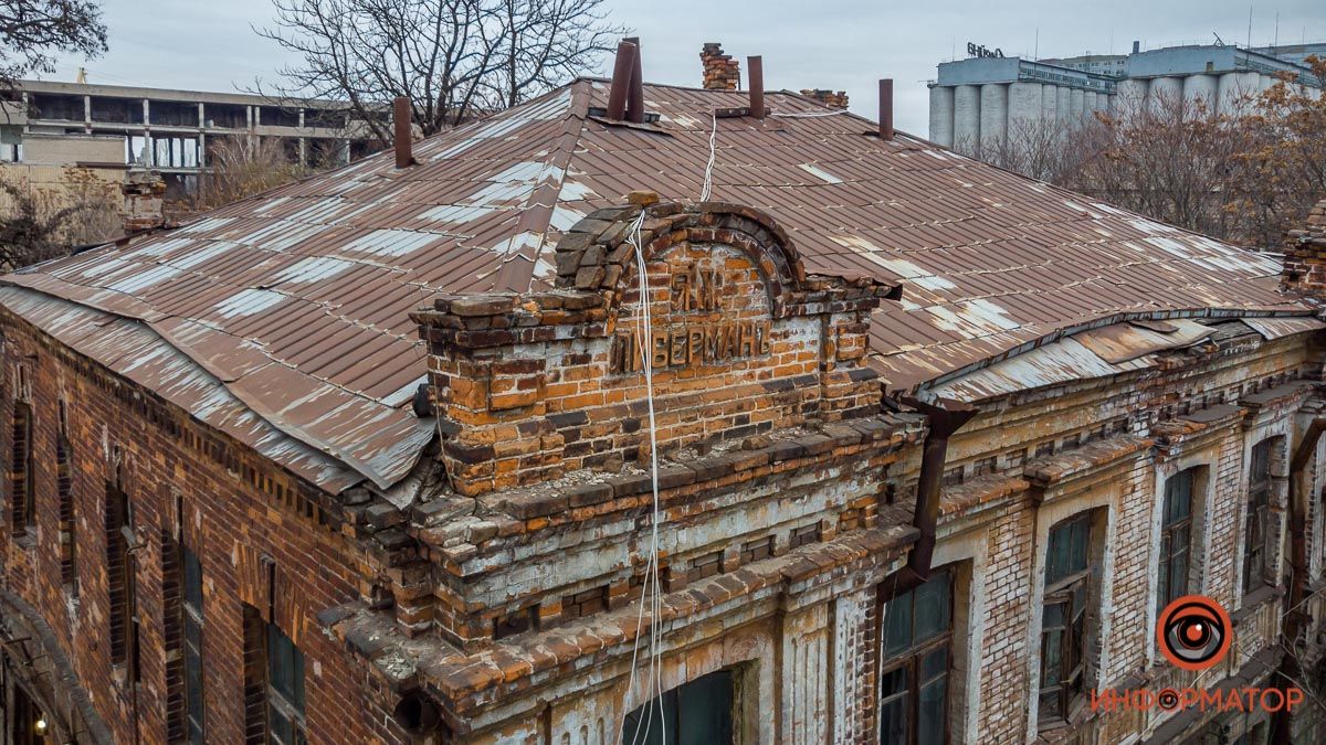В Днепре умирает старинный дом с фамильной надписью
