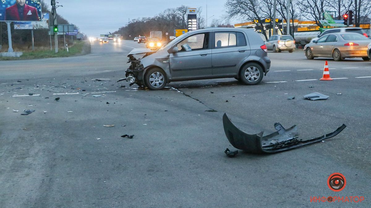 На Запорожском шоссе столкнулись Kia и Hyundai: женщину забрала скорая