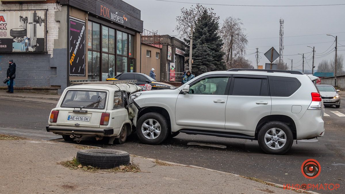 В Днепре на Большой Диевской столкнулись ВАЗ и Toyota Prado