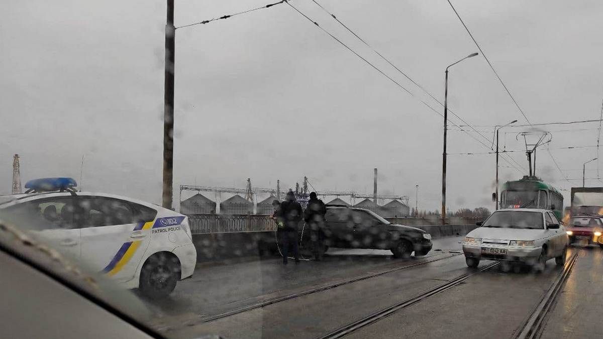 В Днепре на Старом мосту произошло сразу два ДТП: собралась пробка