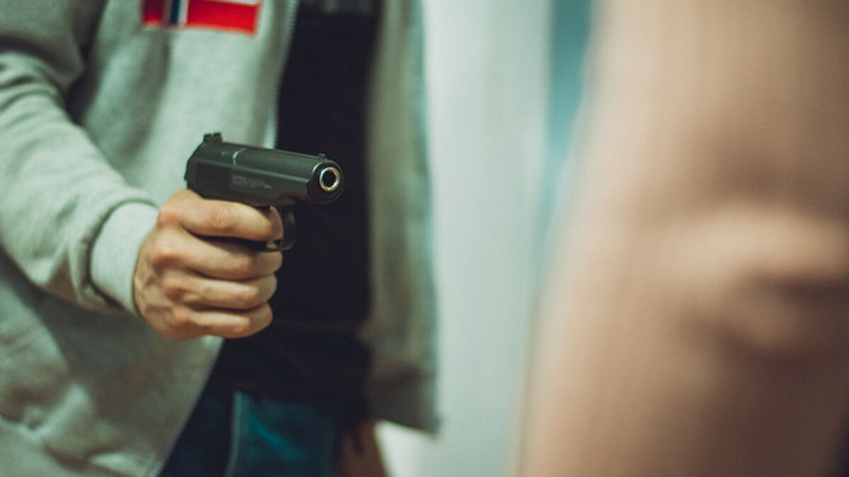 В Днепре вооруженные люди в масках вломились в квартиру, связали мужчину и его друзей и вынесли ценные вещи