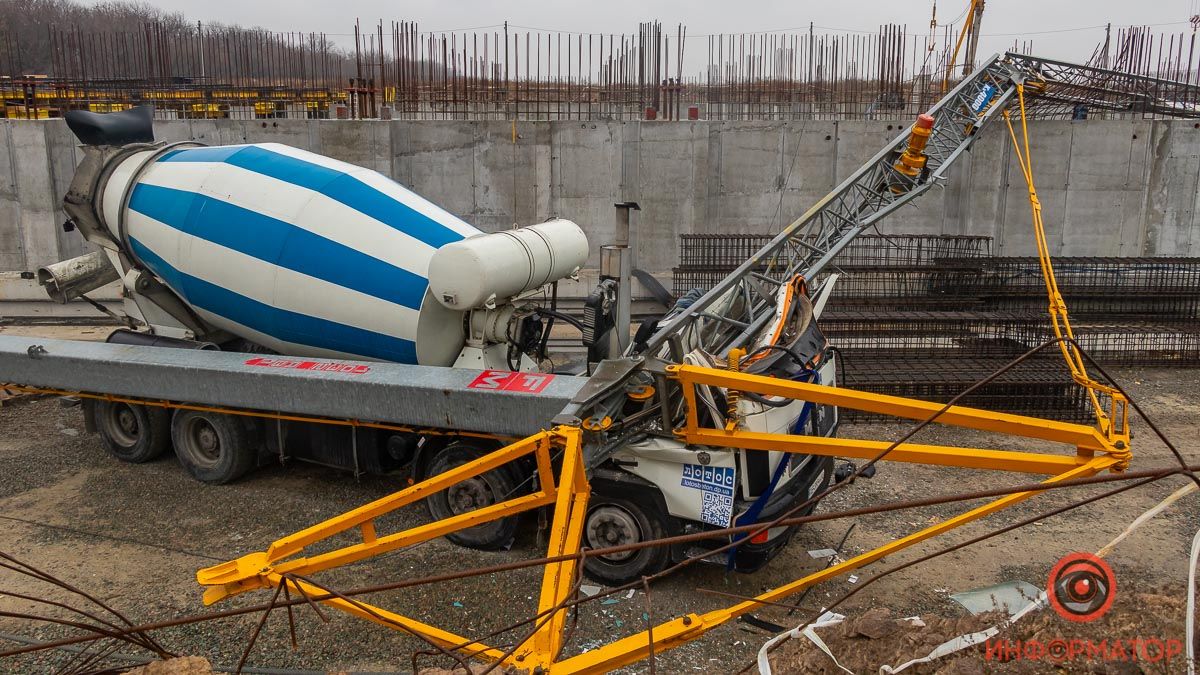 В Днепре высотный кран упал на бетономешалку: мужчину раздавило в кабине