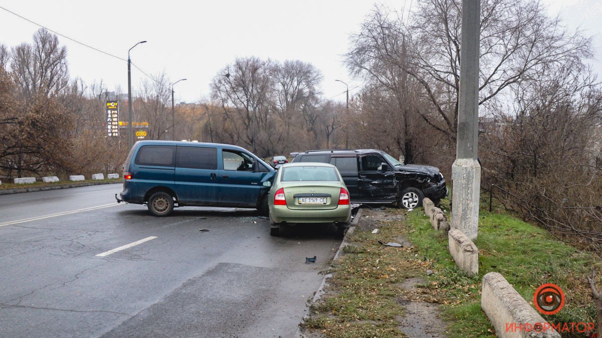 На улице Каруны на виадуке столкнулись Mitsubishi, Hyundai и ВАЗ: пострадали 4 человека