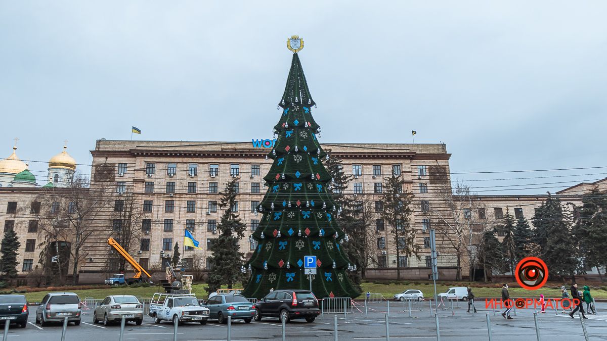 В центре Днепра поставили главную елку города